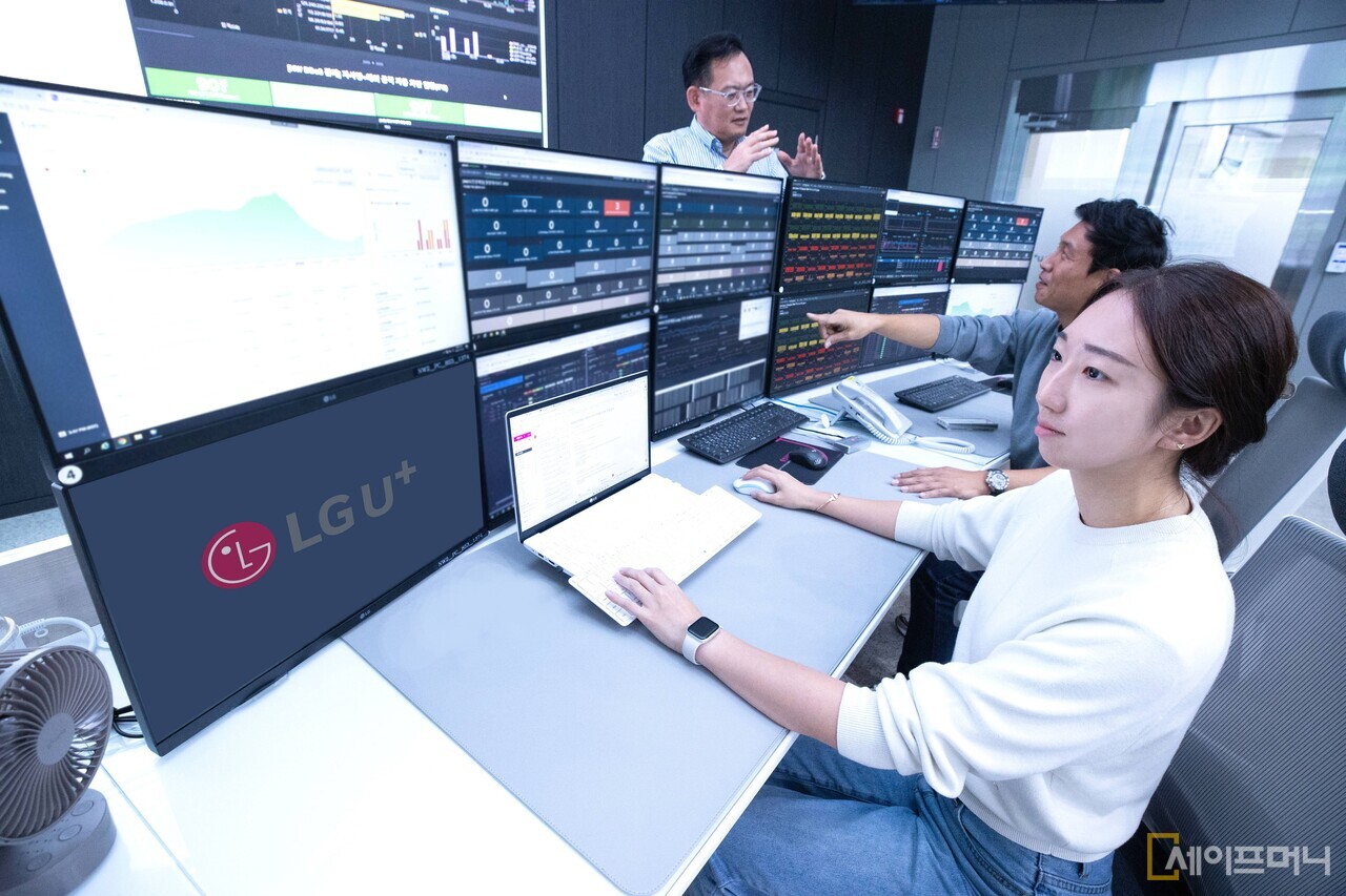 ▲ LG유플러스 임직원들이 통합관제센터에서 네트워크 이상상황에 대응하고 있다. ⓒ LG유플러스