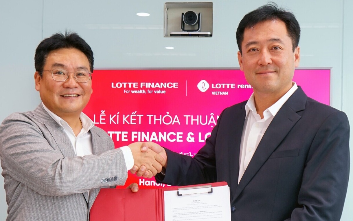 ▲ 안성빈 롯데렌탈 베트남 법인장(왼쪽)과 공성식 롯데파이낸스 베트남 법인장이 장기렌터카 전용카드 출시를 위한 업무 협약을 체결하고 있다. ⓒ 롯데카드