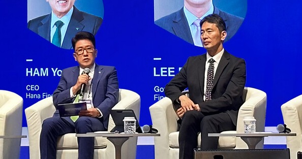 ▲ 함영주 하나금융 회장(왼쪽)과 이복현 금융감독원장은 홍콩 IR에 참석해 글로벌 투자자 대상 기업가치와 주주가치 증대를 위한 밸류업 계획을 설명하고 있다. ⓒ 하나은행