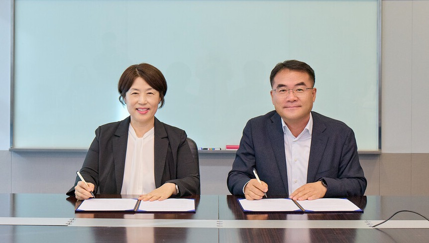 ▲ 이규식 SK텔레콤 AI Contact 사업 담당(오른쪽)과 진미경 신한카드 고객 최고 책임자가 업무협약을 체결하고 있다. ⓒ SK텔레콤