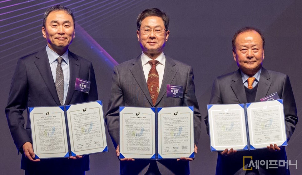 ▲ 대상이 중소기업 파트너사와 상생을 위해 양극화 해소 자율협약을 맺었다. 왼쪽부터 임정배 대상 대표이사, 이달곤 동반성장위원장, 임경호 세미산업 대표이사. ⓒ 세이프머니