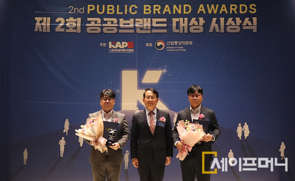 ▲ 윤종혁 롯데칠성음료  주류마케팅본부장(오른쪽)이 한국공공브랜드진흥원이 주관하는 제2회 공공브랜드대상에서 민간기업 부문 종합대상을 수상하고 있다. ⓒ 롯데칠성음료