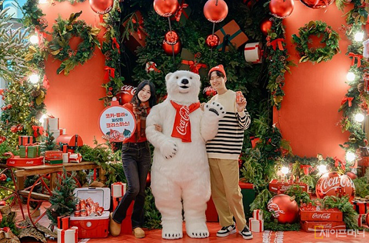 ▲ 코카콜라 크리스마스 빌리지 관람객들이 오너먼트 포토존에서 사진을 찍고 있다. ⓒ 코카콜라