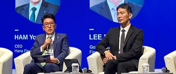 ▲ 함영주 하나금융 회장(왼쪽)과 이복현 금융감독원장은 홍콩 IR에 참석해 글로벌 투자자 대상 기업가치와 주주가치 증대를 위한 밸류업 계획을 설명하고 있다. ⓒ 하나은행