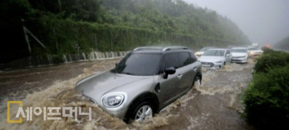 ▲ 지난해 7월 집중호우로 인해 차량들이 침수되고 있다. ⓒ 세이프머니