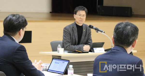 ▲ 강태영 은행장이 IT부문 회의에 참석해 추진계획을 보고받고 있다. ⓒ 농협은행