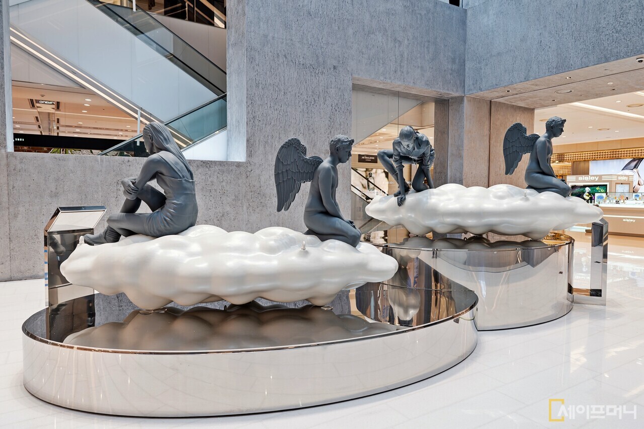 ▲ 더현대 대구 1층 더스퀘어에 5월 31일까지 전시하는 세계적인 예술가 듀오 '루시+호르헤 오르타'의 대표작 '구름의 메테오로스Ⅱ' 전경 사진. ⓒ