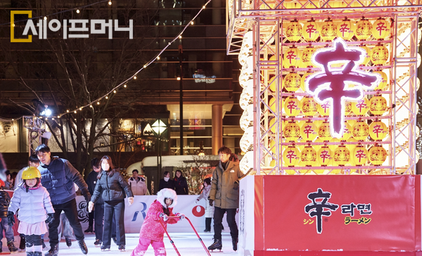 ▲ 농심이 일본 삿포로 눈축제가 열리는 기간에 신라면 아이스링크를 운영하고 있다. ⓒ 농심