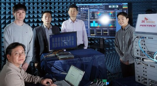 ▲ SK 텔레콤·홍원빈 교수팀이 연구실에서 기술시험을 하고있다. ⓒ SK 텔레콤