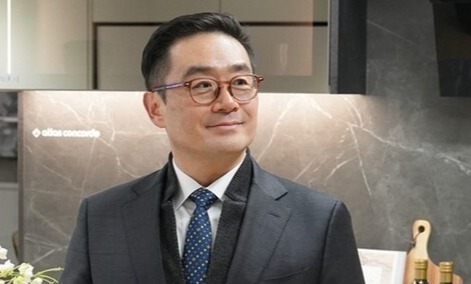  ▲ 이정환 두산건설 대표가 성남 은행주공아파트 재건축 제안내용을 점검하고 있다. ⓒ 두산건설 