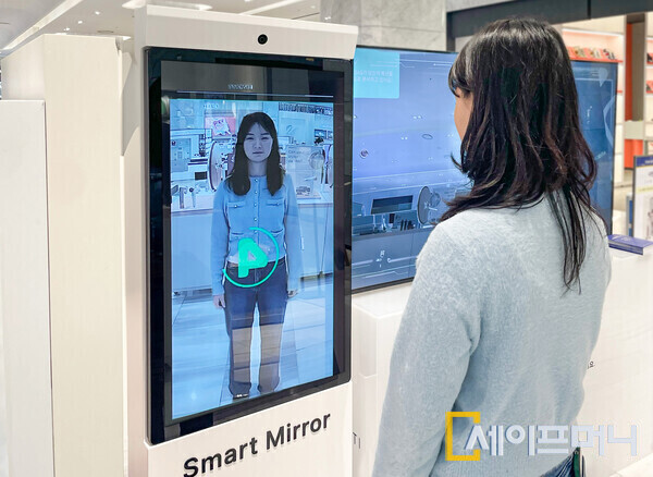 ▲ 고객이 현대백화점 천호점이 선보인 인공지능 기술 적용 사맛디 팝업스토어 콘텐츠를 체험하고 있다. ⓒ 현대백화점