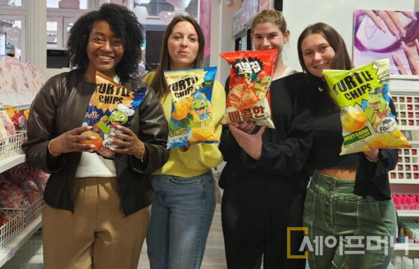 ▲ 미국의 젊은 소비자들이 구매한 오리온 꼬북칩을 들고 있다. ⓒ 오리온