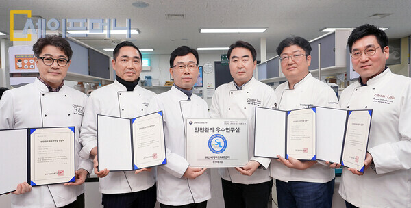 ▲ 신세계푸드 R&D센터 관계자들이 과학기술정보통신부의 안전관리 우수연구실 인증 획득을 축하하고 있다. ⓒ 신세계푸드