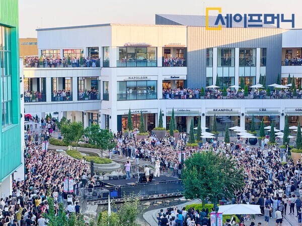 ▲ 현대프리미엄아울렛 김포점을 방문한 고객들이 슈퍼스테이지 콘서트 공연을 즐기고 있다. ⓒ 현대백화점