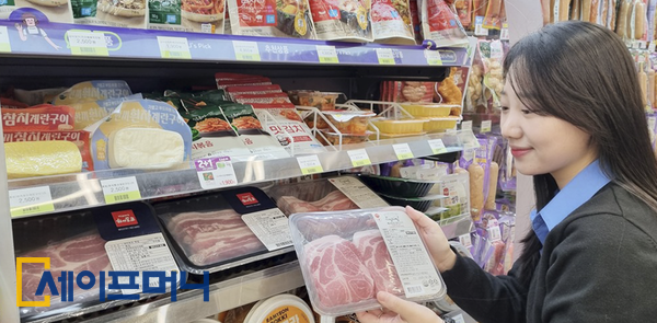 ▲ CU모델이가 삼겹살 데이 행사 상품인 냉장 정육을 보여 주고 있다. ⓒ BGF리테일