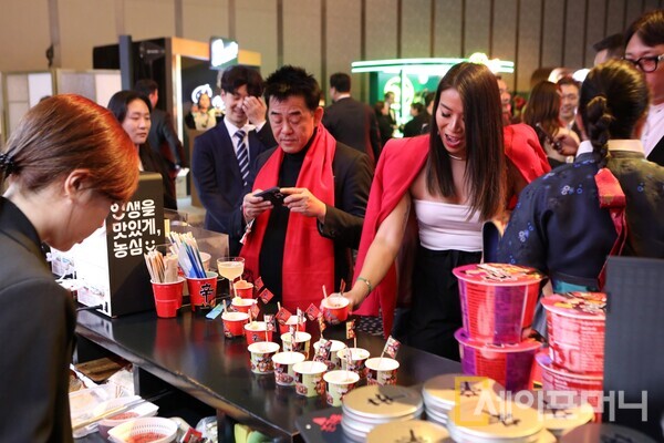 ▲ 농심이 지난해 아시아 50 베스트 레스토랑에서 신라면과 짜파구리 시식행사를 하고 있다. ⓒ 농심