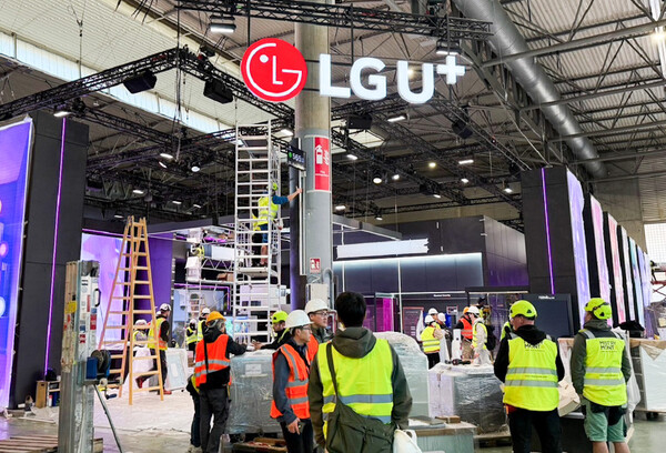 LG유플러스가 다음달 3일(현지시간)부터 6일까지 스페인 바르셀로나에서 열리는 'MWC25'에서 AI와 함께 만든 전시관을 선보이기 위해 막바지 작업에 집중하고 있다. 사진은 LG유플러스 직원들이 스페인 바르셀로나 현지에서 MWC25 전시관 완성을 위해 분주한 모습.