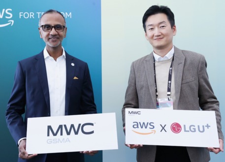 ▲ 권용현 LG유플러스 기업부문장(오른쪽)과 젠스 나가라잔 AWS 아시아태평양 일본 통신 사업 총괄이 파트너십 체결 후 기념촬영을 하고있다. ⓒ LGU+