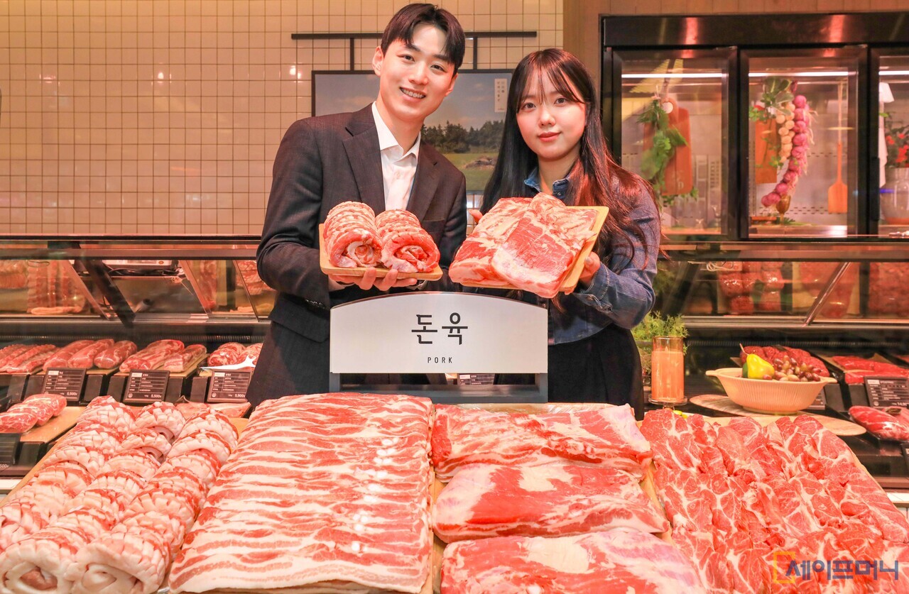 ▲ 현대백화점 관계자들이 자체 돈육 브랜드인 현대 셀렉티드 포크를 홍보하고 있다. ⓒ 현대백화점