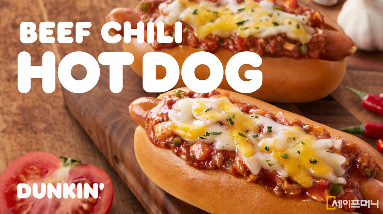 ▲ SPC 던킨이 인기 핫샌드위치 비프칠리 핫도그를 재출했다. ⓒ SPC 던킨