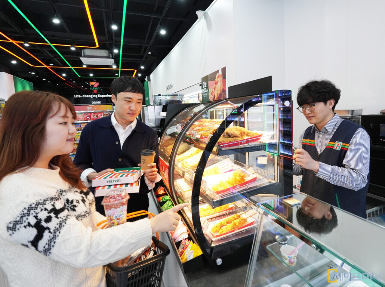 ▲ 세븐일레븐 뉴웨이브의 첫 가맹인 대전 둔산동 매장에서 고객들이 물건을 구매하고 있다. ⓒ 세븐일레븐