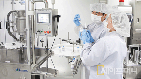 ▲ 대성미생물 연구원이 동물용의약품 대성 에프엠디 백신 테스트를 하고 있다. ⓒ 대성미생물