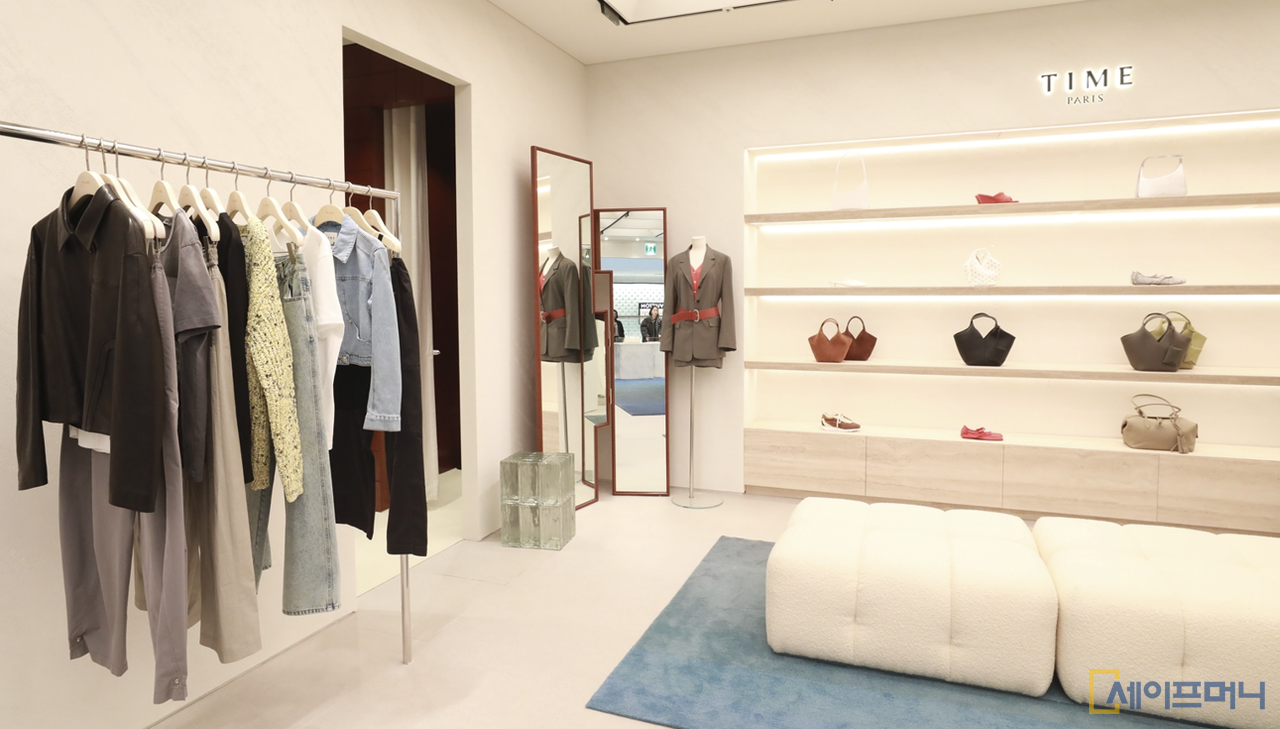 ▲ 현대백화점그룹 계열 패션전문 기업 한섬이 프리미엄 여성복 브랜드 타임의 신규 라인으로 타임 파리(TIME PARIS)를 더현대 서울 2층에 정식매장을 오픈했다. ⓒ 현대백화점