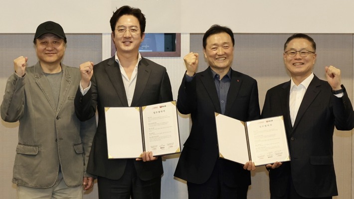 ▲ 농심과 전주국제영화제조직위원회 관계자들이 특별상 농심신라면상 제정 업무협약을 하고 있다. 왼쪽부터 민성욱·정준호 전주국제영화제 공동집행위원장, 농심 이병학 대표이사, 농심 조용철 부사장. ⓒ 농심