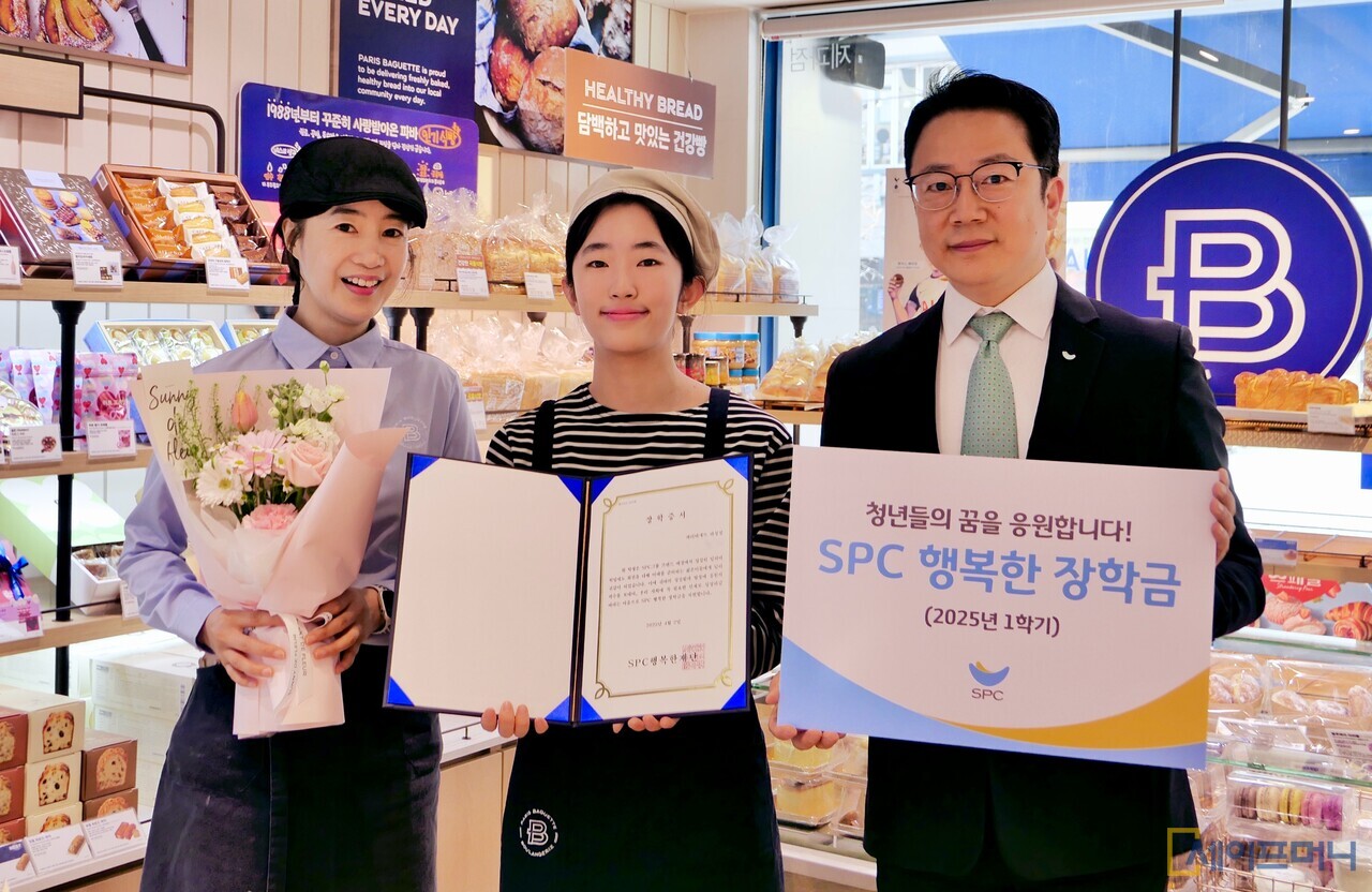 ▲ SPC행복한재단 관계자(오른쪽)가 파리바게뜨 안산라성점에서 근무하는 아르바이트 대학생에게 장학금을 전달하고 있다. ⓒ SPC그룹