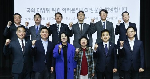 ▲ LG사이언스파크를 방문한 과기부 위원들과 LG유플러스 AI연구원 관계자들이 기념촬영을 하고있다. ⓒ LG유플러스