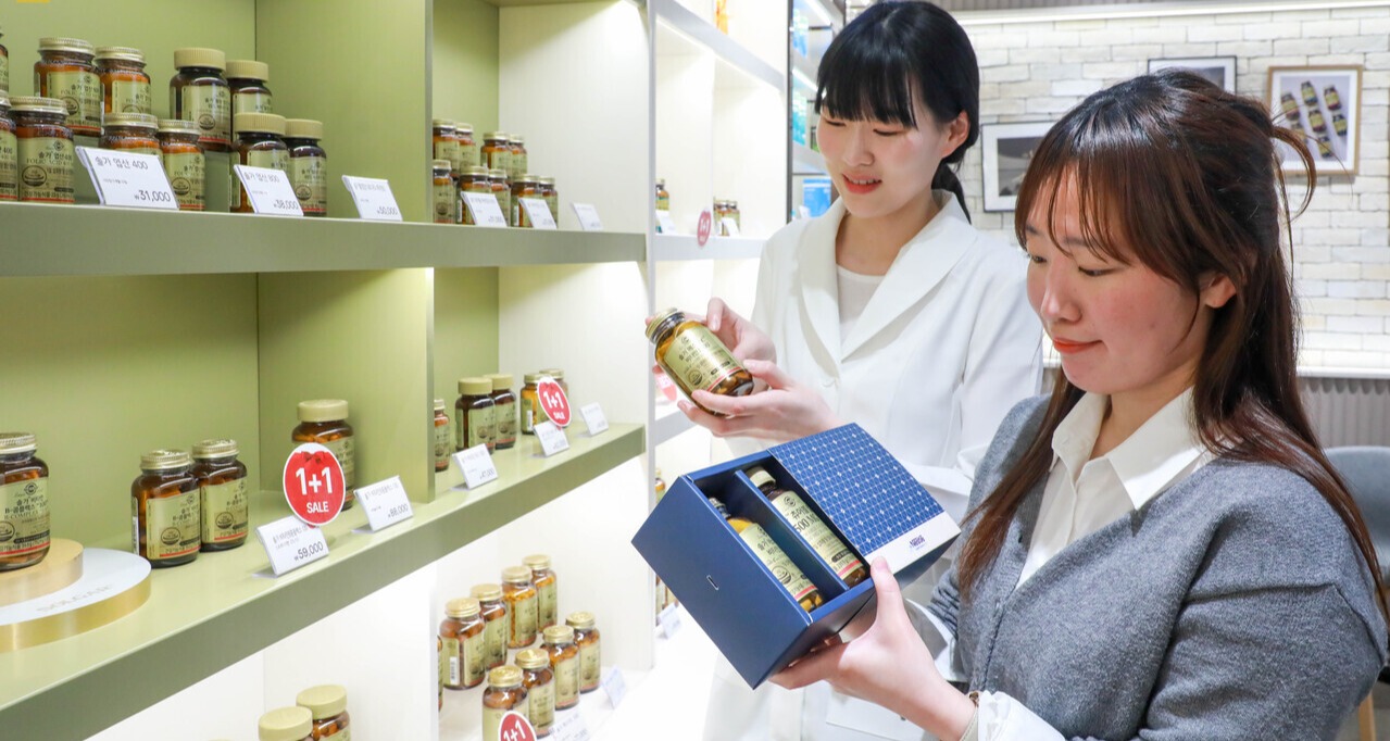 ▲ 고객이 현대백화점 목동점 네슬레 헬스사이언스 매장에서 영양사와 네슬레 헬스사이언스의 대표 건강기능식품 브랜드 솔가 제품을 둘러보고 있다. ⓒ 현대백화점그룹