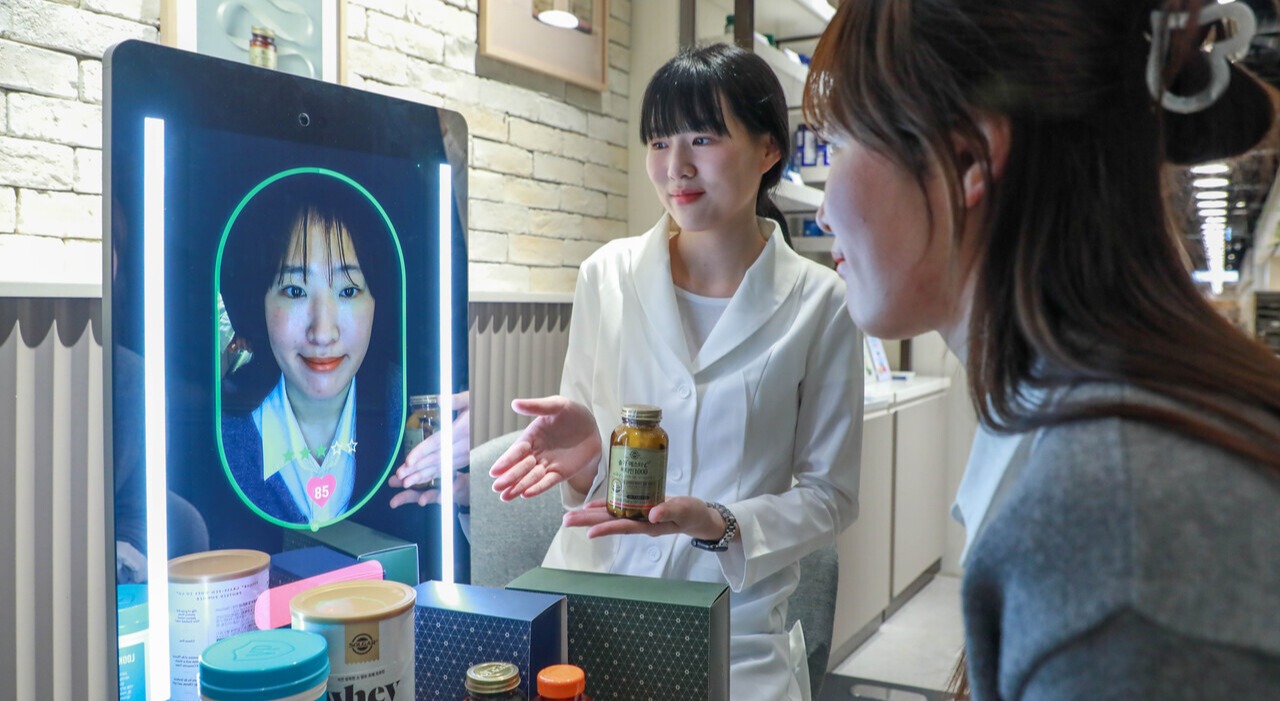 ▲ 고객이 현대백화점 목동점 네슬레 헬스사이언스 매장에서 AI 기반 헬스케어 전문 기기 아누라 매직미러(Anura Magic Mirror)를 체험하고 있다. ⓒ 현대백화점그룹
