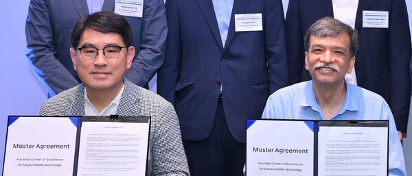 ▲ 양희원 현대차·기아 R&D본부장 사장(왼쪽)과 랑간 바네르지 IIT 델리 총장이 현대혁신센터 설립 계약을 체결했다. ⓒ 현대자동차·기아
