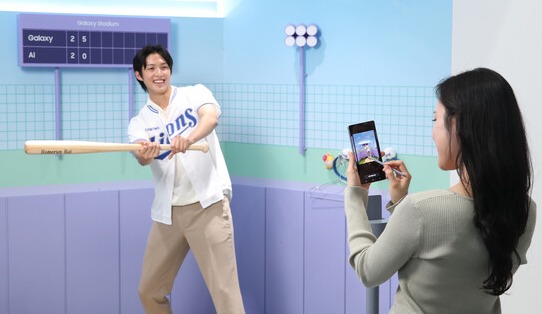 ▲미션존을 방문한 관람객들이 갤럭시 S25 시리즈의 '생성형 AI편집' 기능으로 사진을 편집하고 있다. ⓒ 삼성전자