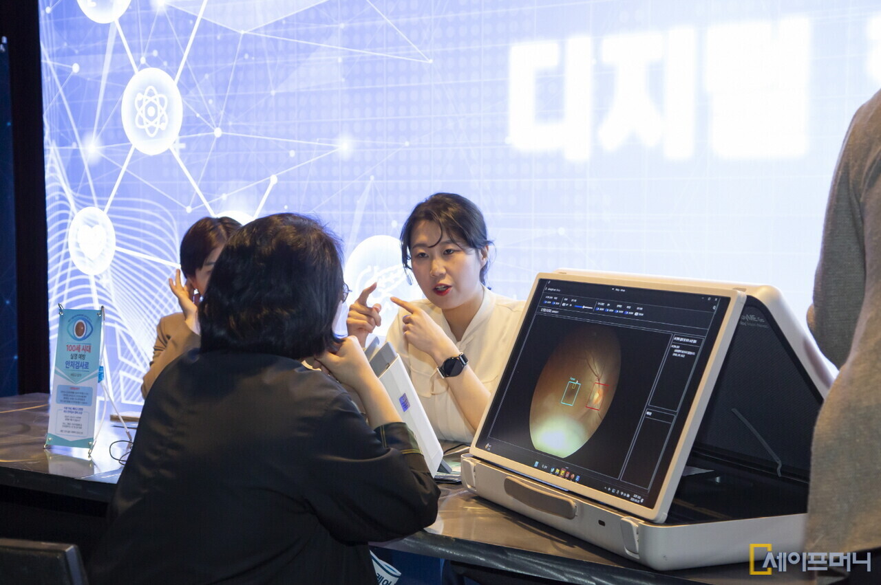 ▲ 대웅제약이 개최한 디지털 헬스케어 기술 체험형 심포지엄에 참석한 의료진이 기기를 사용해보고 제품에 대한 설명을 듣고 있다. ⓒ 대웅제약