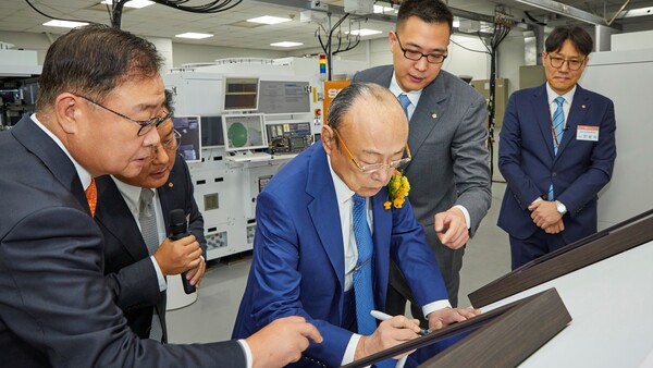 ▲ 김승연 한화그룹 회장(왼쪽 세번째)과 김동선 한화호텔앤드리조트 부사장(왼쪽 네번째)이 지난해 10월 한화 판교 R&D센터를 방문했다. ⓒ 한화그룹