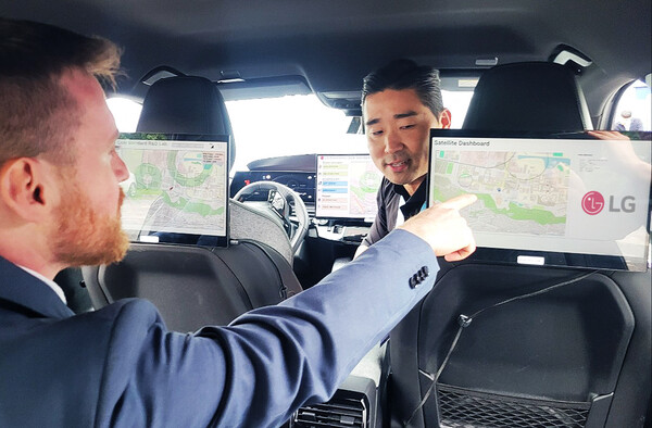 LG전자의 차량 내 차세대 음성통신 솔루션을 설명하는 이미지컷. AI 기술로 인공위성 등 비지상 통신망 기반 음성통신에 필요한 데이터 용량을 줄여, 지상 통신망이 끊긴 상황에도 구조센터 등과 원활히 커뮤케이션할 수 있게 하는 솔루션이다.