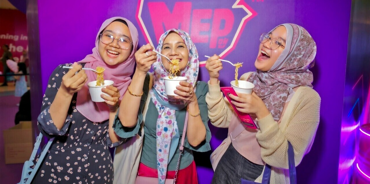 ▲ 삼양식품이 맵(MEP)의 말레이시아 론칭을 기념해 진행한 팝스토어에서 현지인들이 맵을 시식하고 있다. ⓒ 삼양라운드스퀘어