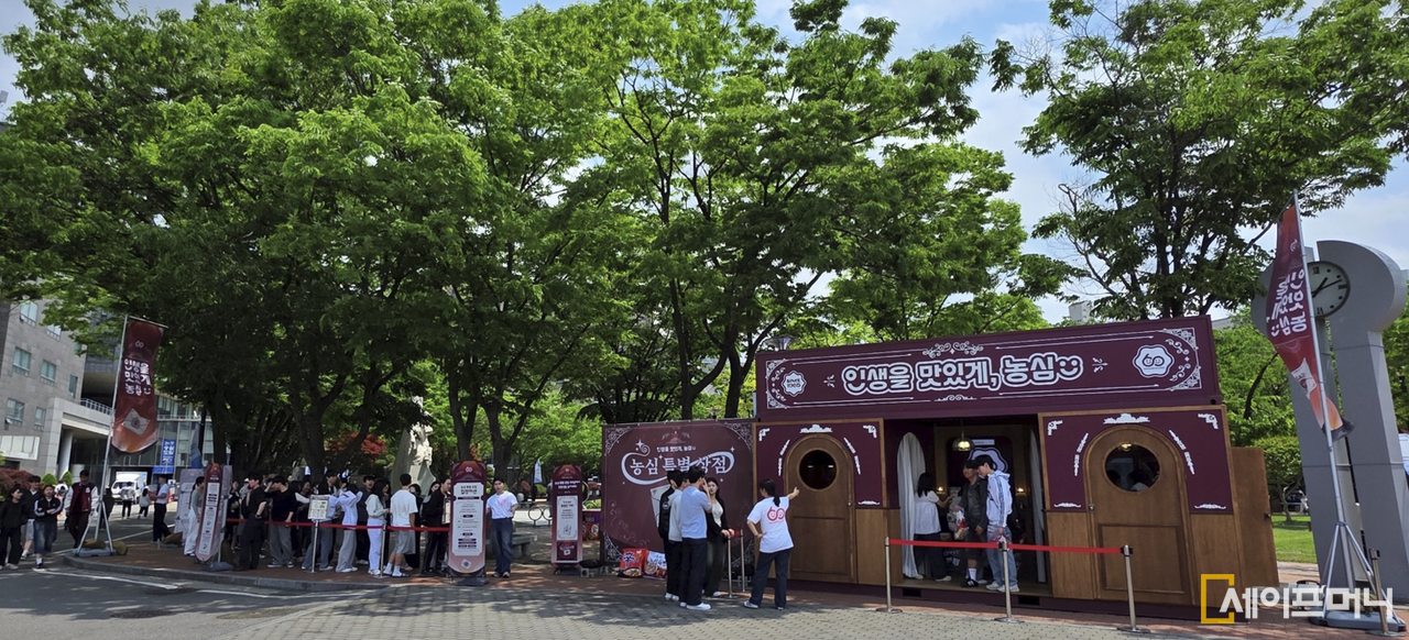 ▲ 서울 숭실대학생들이 농심 캠퍼스 팝업스토어에 참여하고 있다. ⓒ 농심