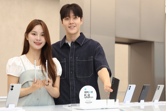 '삼성 강남'에서 '갤럭시 S25 엣지'의 5.8mm 초슬림 두께를 소개하는 모습 ⓒ▲