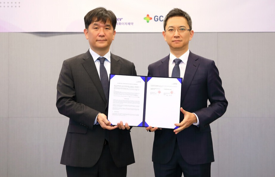 ▲ 허은철 GC녹십자 대표(오른쪽)와 오동욱 한국화이자제약 대표가 코로나19 경구치료제 팍스로비드의 국내 공급 계약을 하고 있다. ⓒ GC녹십자