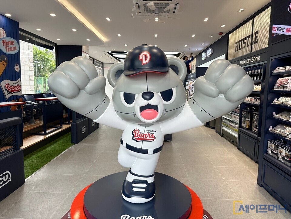 ▲ CU가 두산베어스와 협업해 운영되는 팝업스토어(신천올림픽점)에 마스코트인 철웅이가 설치돼 있다. ⓒ CU