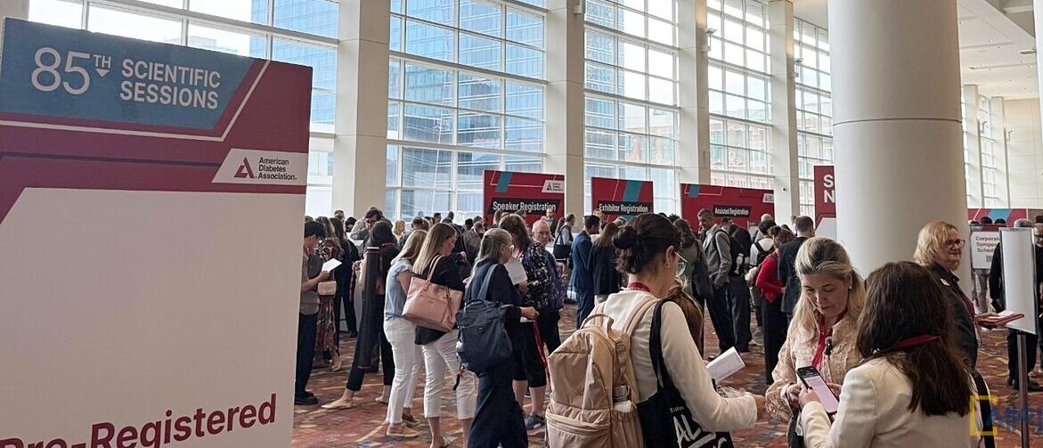▲ 20일 미국 시카고에서 제85회 미국당뇨병학회(ADA 2025)가 열려 참가자들이 전시된 포스터를 둘러보고 있다. ⓒ 한미약품