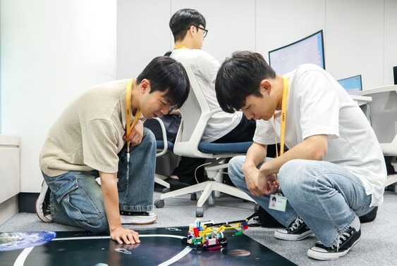 ▲ SSAFY 12기 교육생들이 로봇 관련 프로젝트를 수행하고 있다. ⓒ 삼성전자