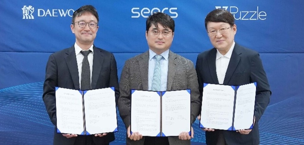 ▲ 이영신 씨어스테크놀로지 대표(왼쪽)·이창재 대웅제약 대표(가운데)·김용식 퍼즐에이아이 대표가 업무협약을 체결하고 있다. ⓒ 대웅제약