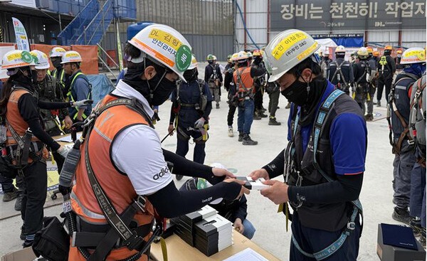 ▲ DL건설에서 혹서기 온열질환 집중기간 중 토시를 나눠주고 있다. ⓒ DL건설