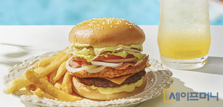 ▲ 신세계푸드 노브랜드 버거가 여행·여가 플랫폼 여기어때와 협업해 출시한 여름 한정 클럽 샌드위치 버거. ⓒ 신세계푸드