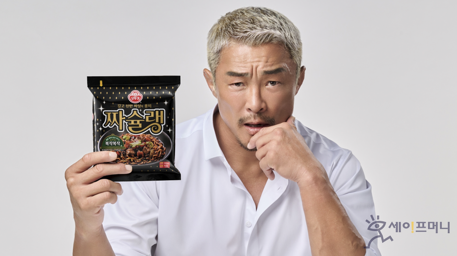 ▲ 방송인 추성인이 오뚜기 짜장라면 짜슐랭 광고 모델로 활동하고 있다. ⓒ 오뚜기