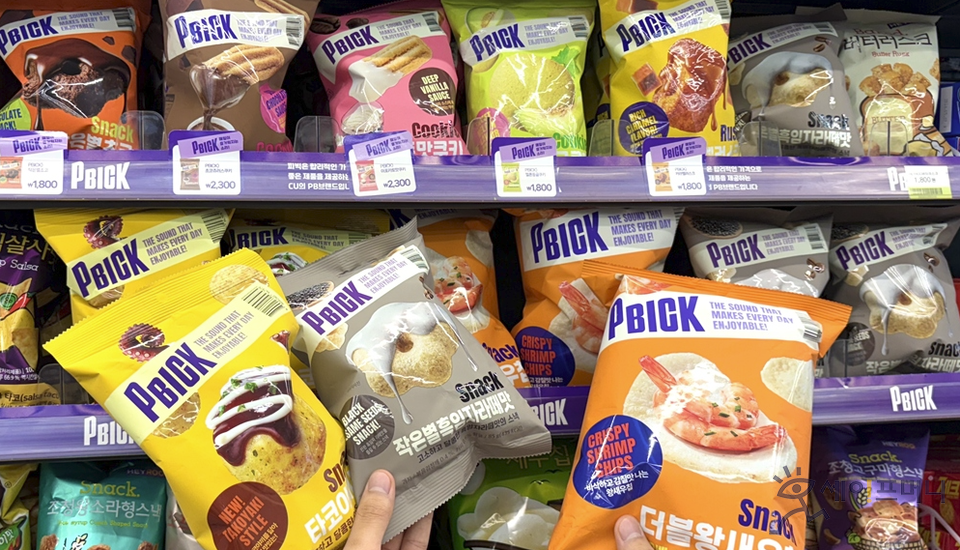 ▲ CU가 선보인 신규 PB 'PBICK' 스낵 제품들이 진열돼 있다. ⓒ BGF리테일