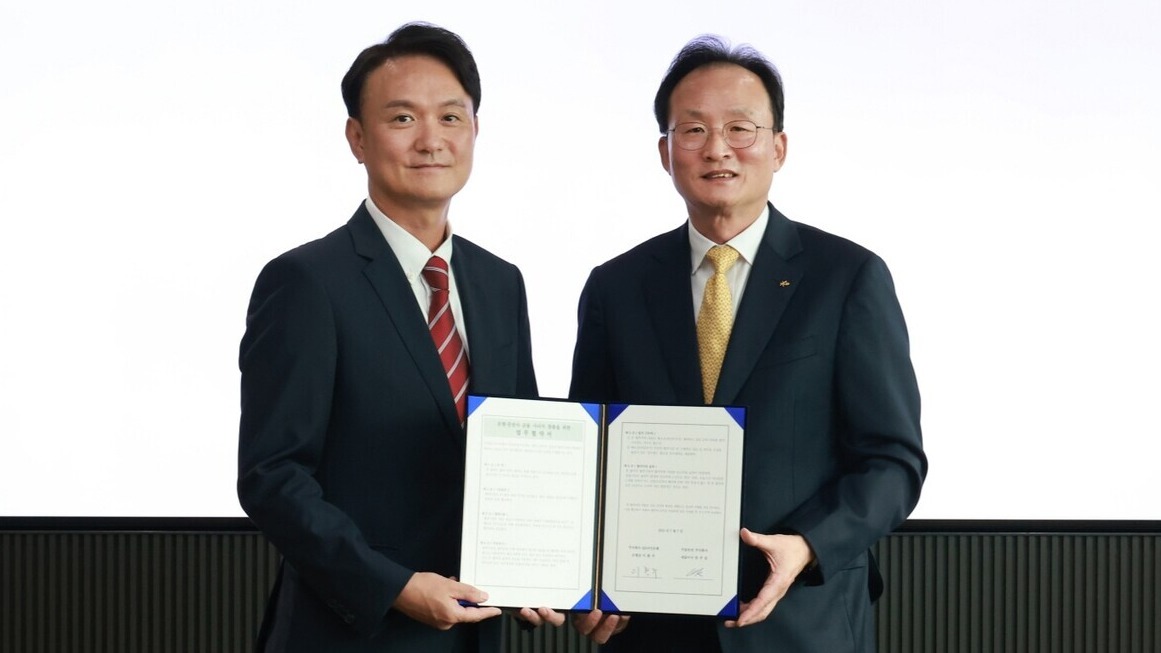 ▲ 엄주성 키움증권 대표이사(왼쪽)와 이환주 KB국민은행장이 은행·증권사 금융 시너지 창출을 위한 업무협약을 하고 있다. ⓒ KB국민은행